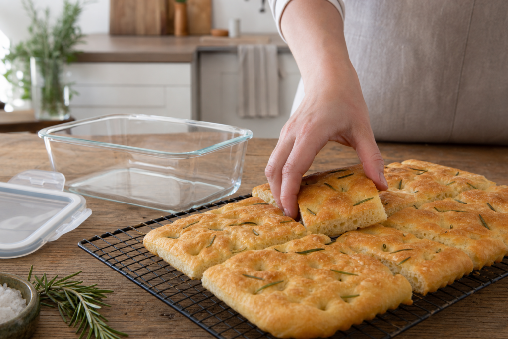 Focaccia fatta in casa raffreddata e divisa in porzioni