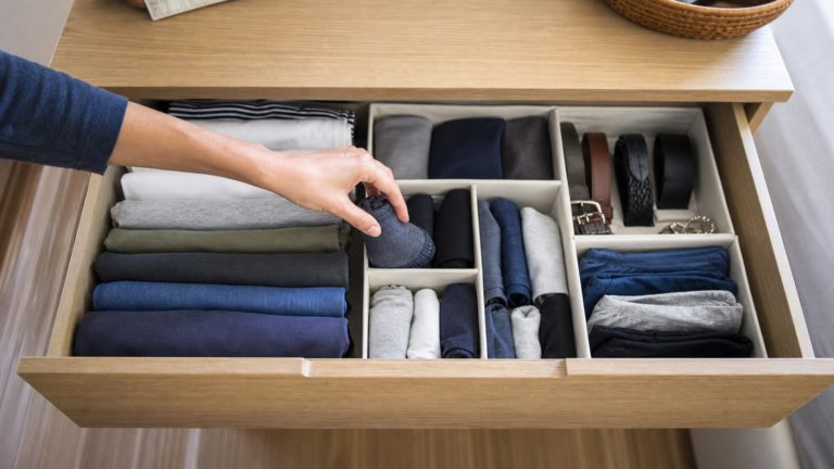 Cassetto organizzato con divisori per vestiti, calze e accessori