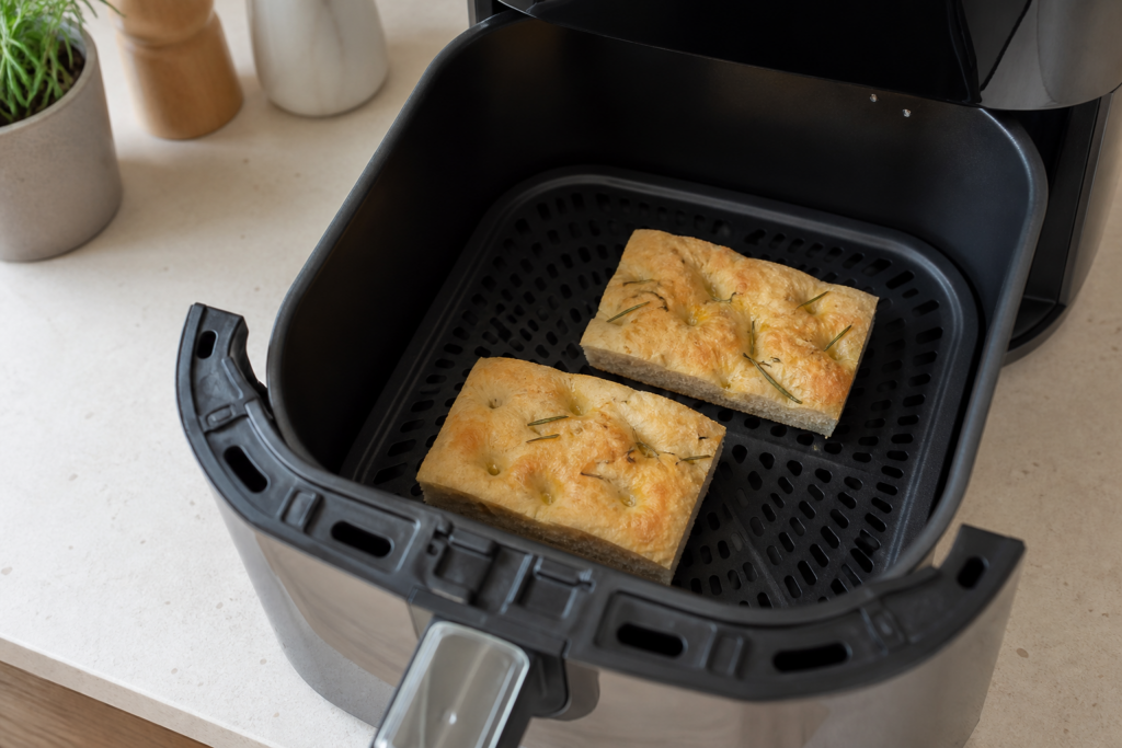 Due pezzi di focaccia riscaldati nella friggitrice ad aria