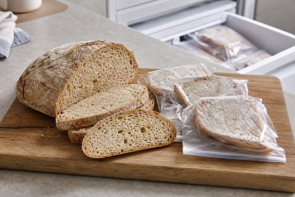 Pane fatto in casa tagliato a fette e diviso in porzioni per il congelatore